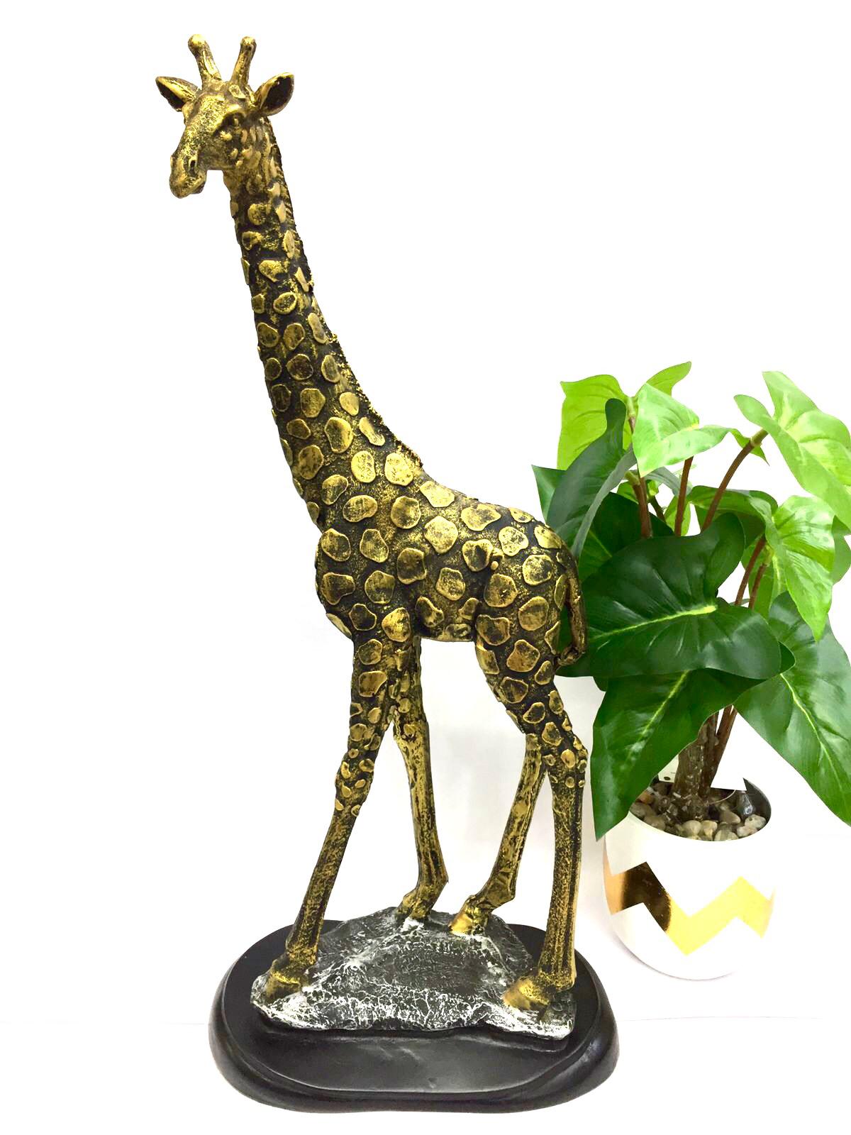 Giraffe Statue Attractive Animal Showpiece Lifelike Décor From Tamrapatra