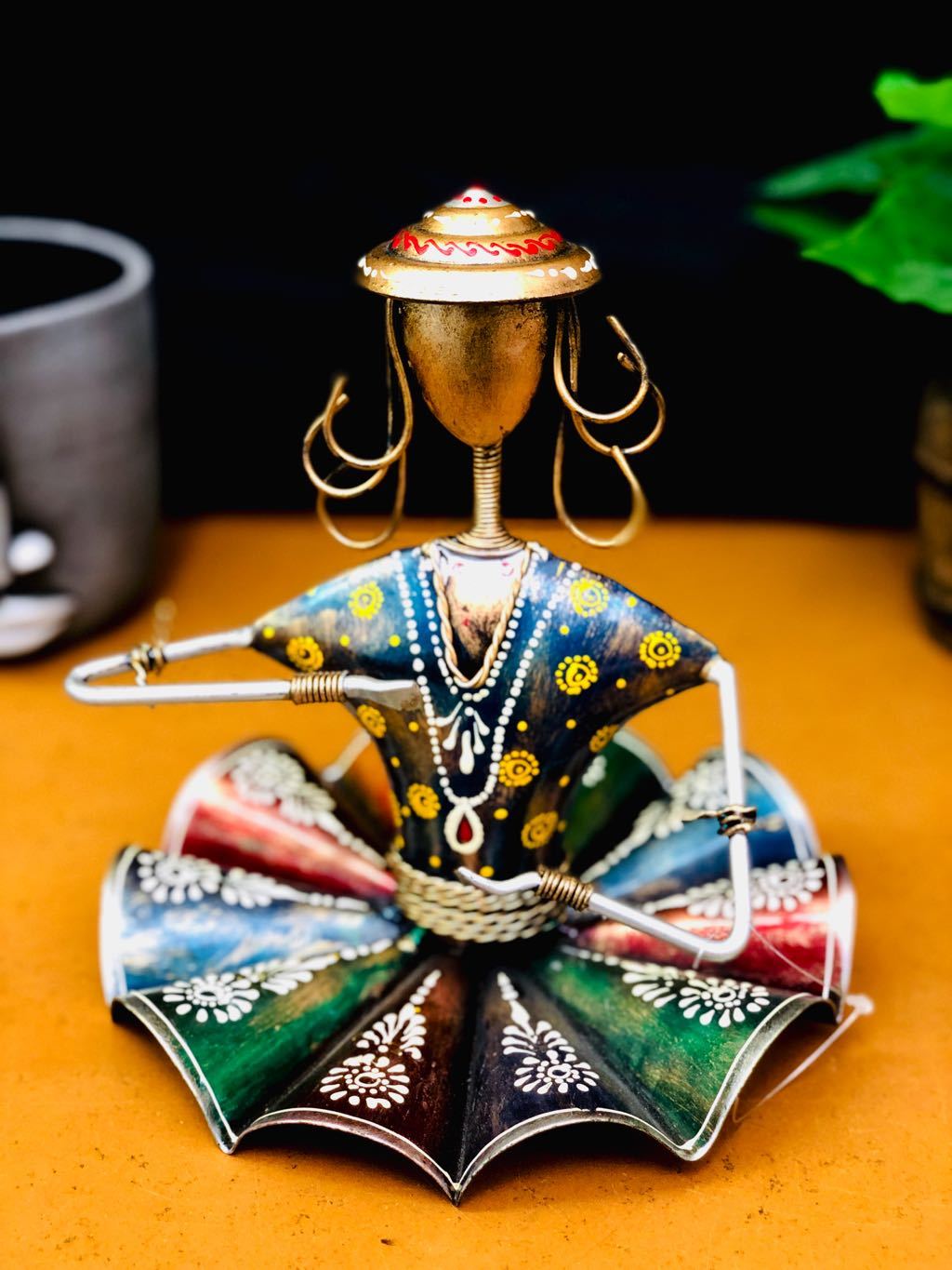Kalbeliya Metal Decor Lady Sitting Performing Cultural Dance Tamrapatra - Tanariri Hastakala