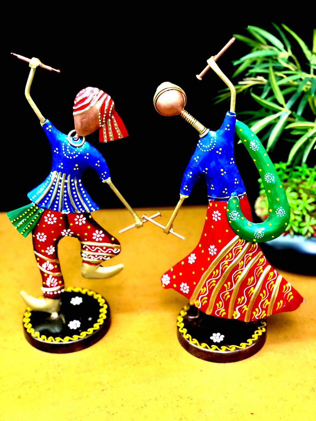 Dancing Man Lady Metal Decor Gifting Ideas Pride Of Gujarat New Tamrapatra - Tanariri Hastakala